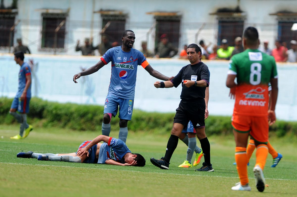 La primera vuelta del torneo dejó un saldo de 50 lesionados en los equipos de la Liga Nacional. (Foto Prensa Libre: Hemeroteca PL)