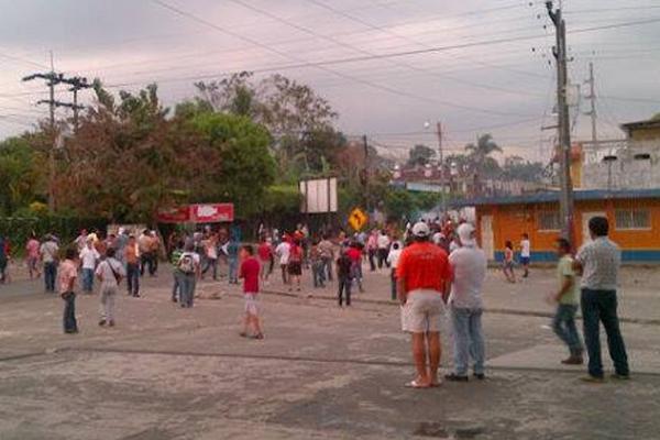 Vecinos de Malacatán, San Marcos, protestan por constantes cortes.