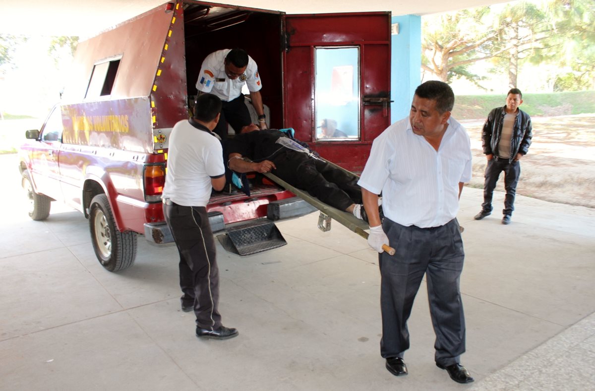 José Antonio Rojas, piloto del picop accidentado es ingresado  a la emergencia del Hospital Regional de Quiché. (Foto Prensa Libre: Óscar Figueroa)