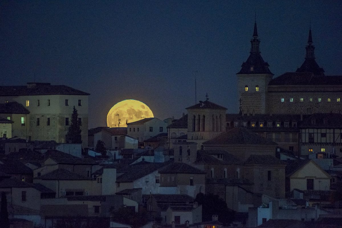 La superluna se asoma tras un vecindario en Toledo, España. (Foto Prensa Libre: EFE).