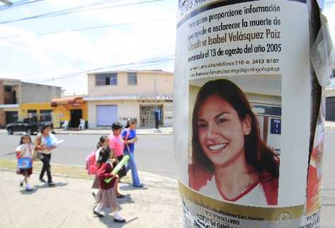 carteles donde   se solicita información para esclarecer la muerte de Claudina Velásquez se observan en la zona 11 y en  San Cristóbal, Mixco.
