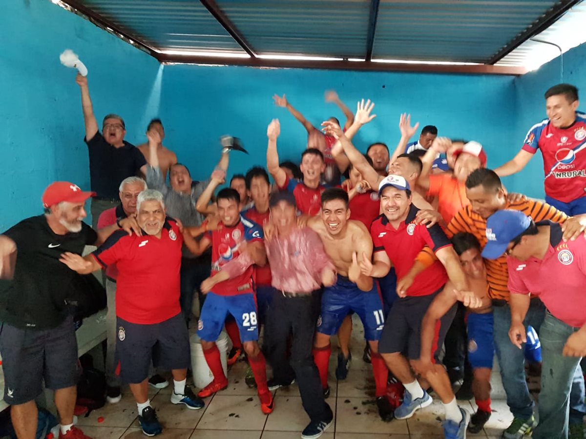 Xelajú festejó con todo el pase a la gran final del Clausura 2018 y luchará por su sexto trofeo en el futbol nacional. (Foto Prensa Libre: Xelajú MC)