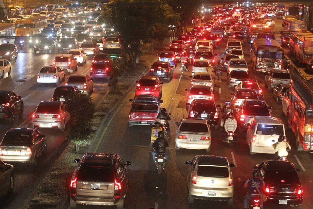 Así lucía el tráfico ayer por la tarde a inmediaciones de El Trébol (Foto Prensa Libre: Érick Ávila)