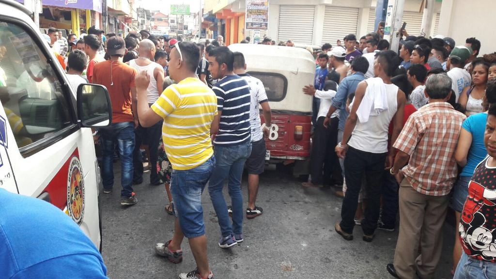 El exalcalde Juan Raúl Fuentes fue ultimado en el centro de Malacatán, San Marcos. (Foto Prensa Libre: Bomberos Voluntarios)
