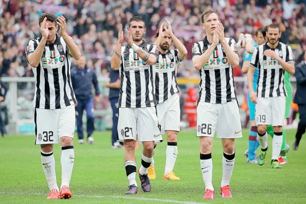 Los jugadores de la Juventus agradecieron el apoyo de sus seguidores en el juego ante el Torino. (Foto Prensa Libre: AFP).