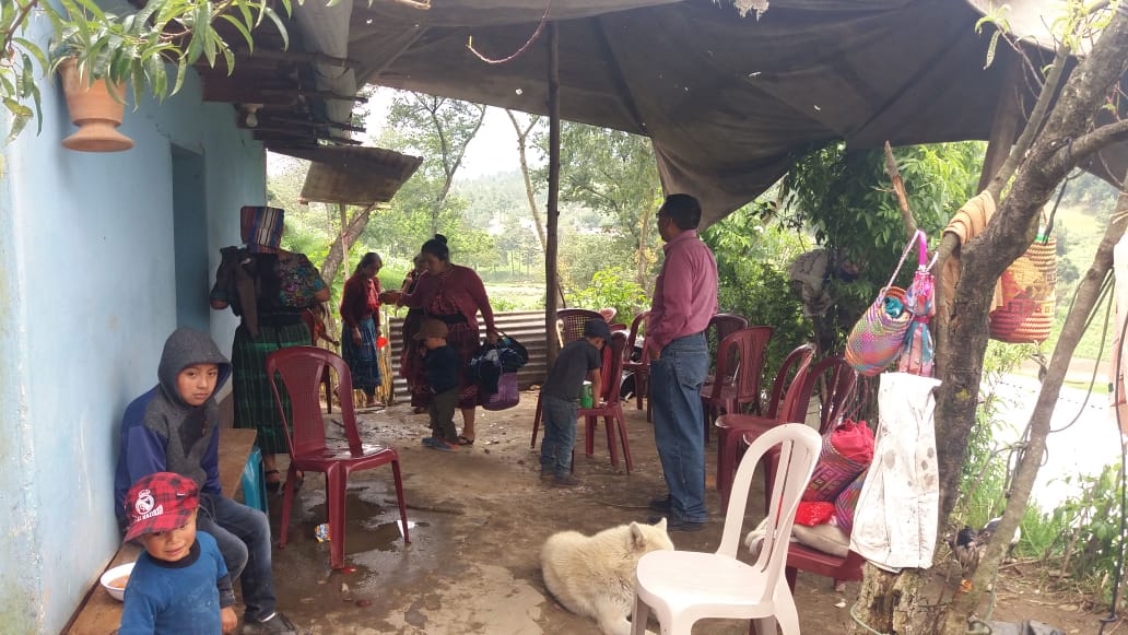 Familia y amigos esperan el cadáver de Marvin García Cabrera en la aldea Agua Tibia, San Juan Ostuncalco, Quetzaltenango. (Foto Prensa Libre: Cortesía de Moisés Cottom)