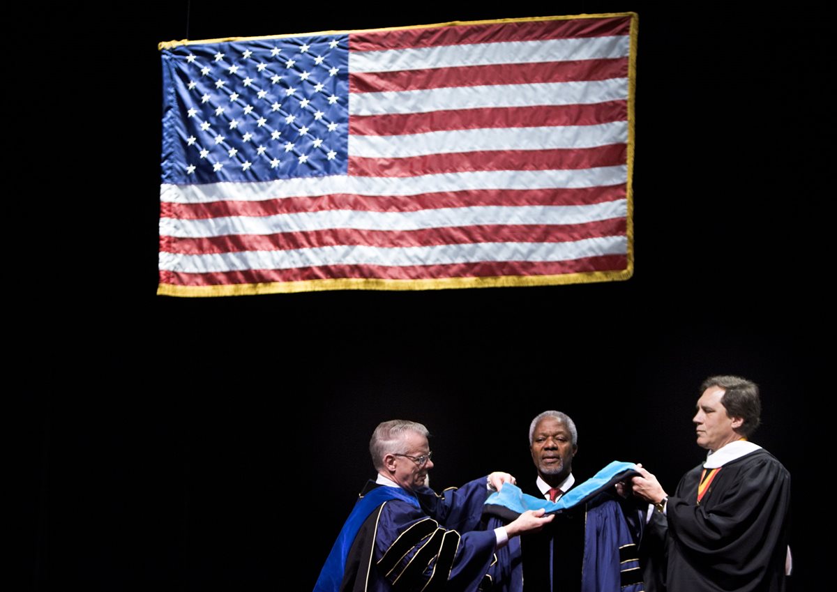 El 6 de mayo del 2006, Annan fue condecorado por la Universidad George Washington, con un doctorado por sus servicios públicos.
