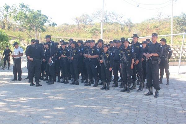 Grupo de agentes que se sumará a los operativos en cinco municipios de Chiquimula. (Foto Prensa Libre: Edwin Paxtor)<br _mce_bogus="1"/>