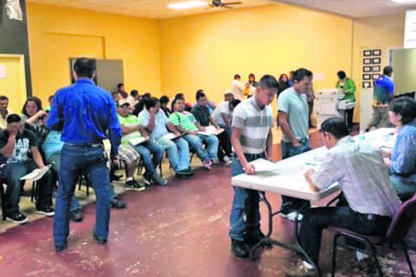 Guatemaltecos son atendidos en un consulado móvil que fue organizado este año en Charlotte, Carolina del Norte. (Foto Prensa Libre: Archivo)