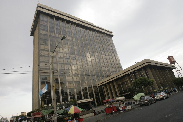 El Ministerio de Finanzas adjudicó Q421 millones en la primera venta de bonos del Tesoro. (Foto Prensa Libre: Hemeroteca PL)