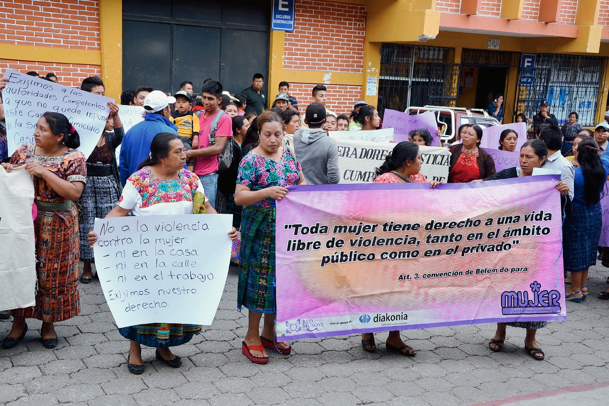 Un  grupo de mujeres protestó frente al juzgado para exigir el enjuiciamiento y condena del sindicado. (Foto Prensa Libre: Édgar René Sáenz)