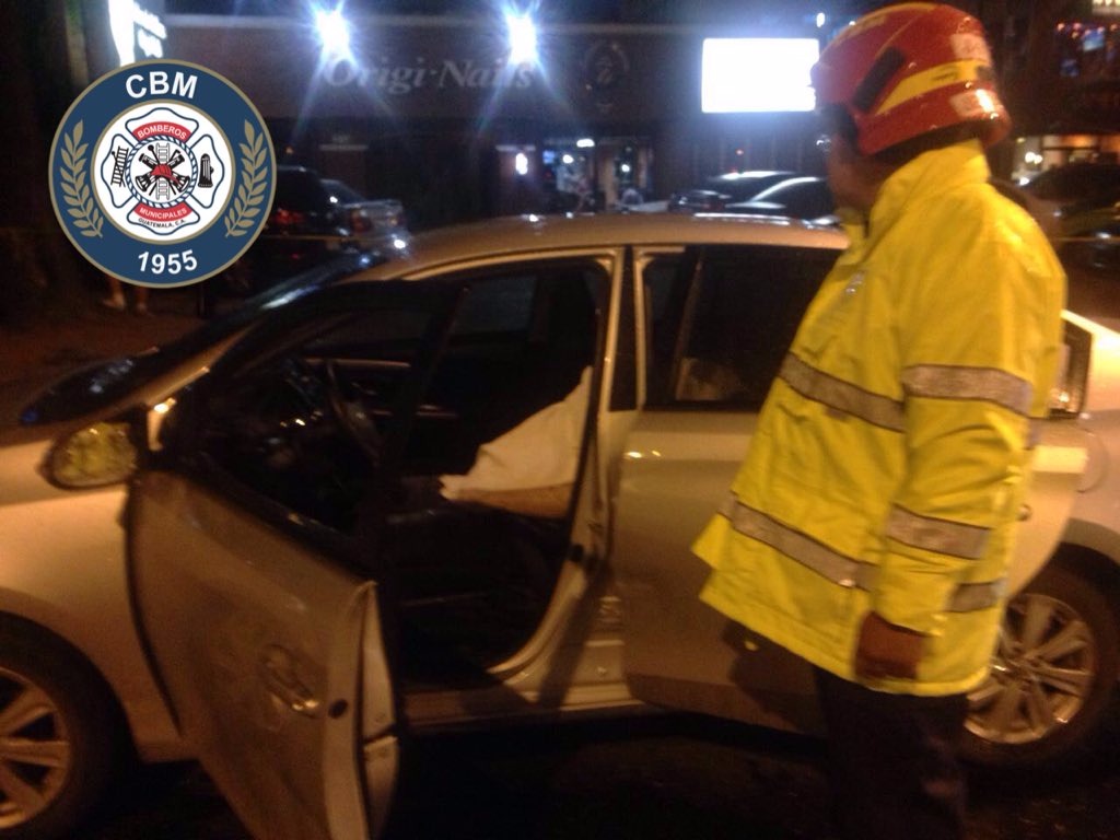 Un hombre que conducía un vehículo de modelo reciente murió baleado en el bulevar Vista Hermosa, zaon 15, (Foto Prensa Libre: CBM)