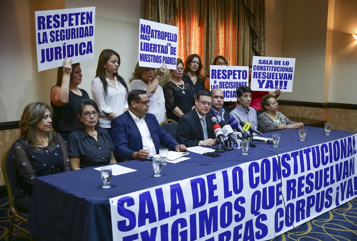 Familiares de los militares salvadoreños requeridos por la justicia de España por la masacre de los jesuitas, exigieron a la Corte Suprema que liberen a los cuatro detenidos de los que ya negó la extradición. (Foto Prensa Libre: EFE).