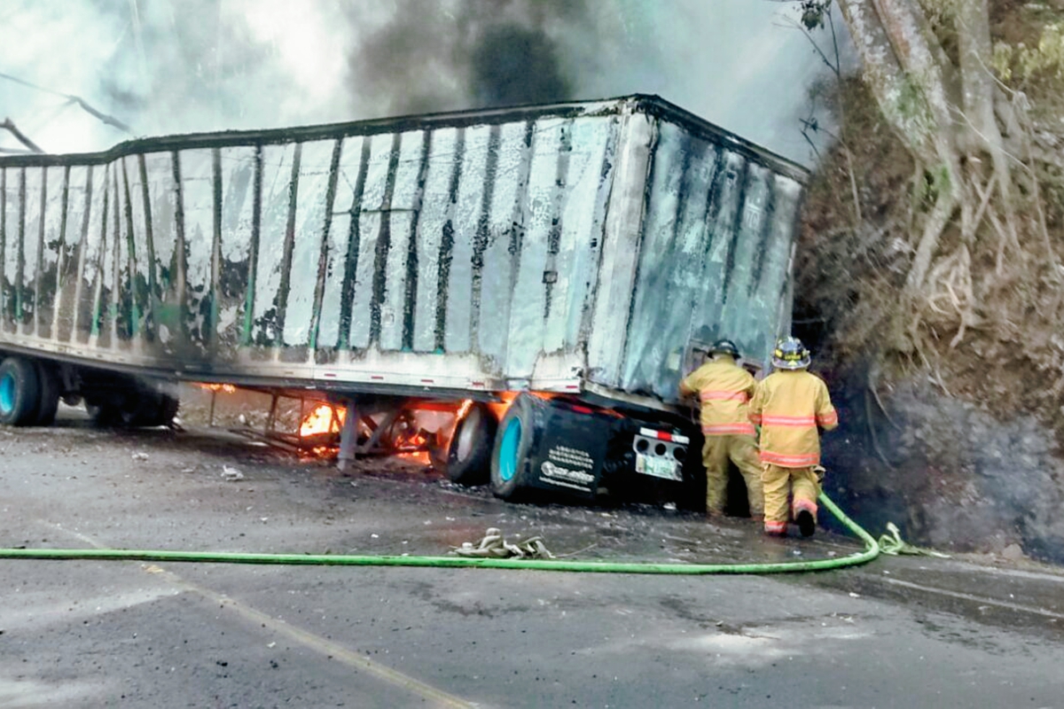 Un tráiler con el furgón que jalaba se incendió en El Asintal, Retalhuleu. (Foto Prensa Libre: Rolando Miranda)
