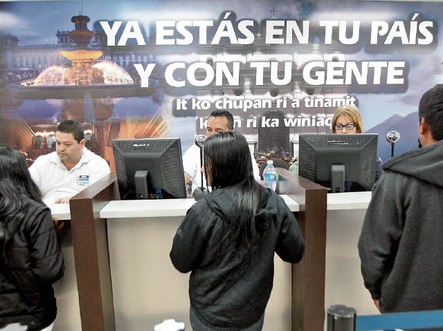 Guatemaltecos devueltos se registran ante las autoridades de la Dirección General de Migración al ingresar en el país en vuelos de deportados. (Foto Prensa Libre: Hemeroteca PL)