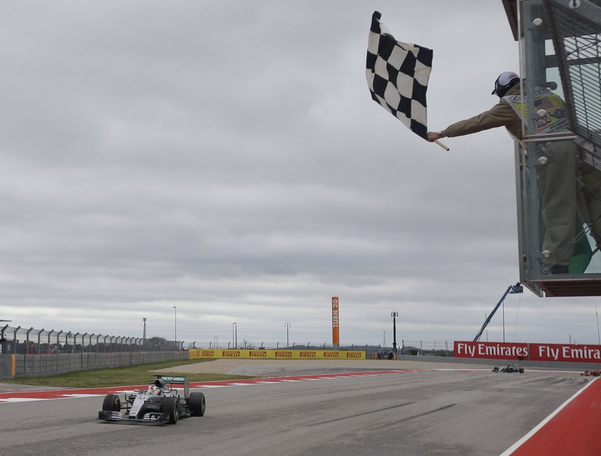 El británico Lewis Hamilton ganó este domingo el tercer título de campeón mundial de la Fórmula 1 de su carrera al ganar el GP de Austin. (Foto Prensa Libre: AFP)