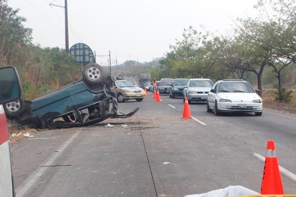 El vehículo en el que viajaban las personas quedó destruido, en Escuintla. (Foto Prensa Libre: Melvin Sandoval)