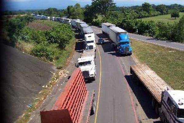La circulación de vehículos de carga pesada se restablecerá el 20 de abril. (Foto Prensa Libre: Archivo)