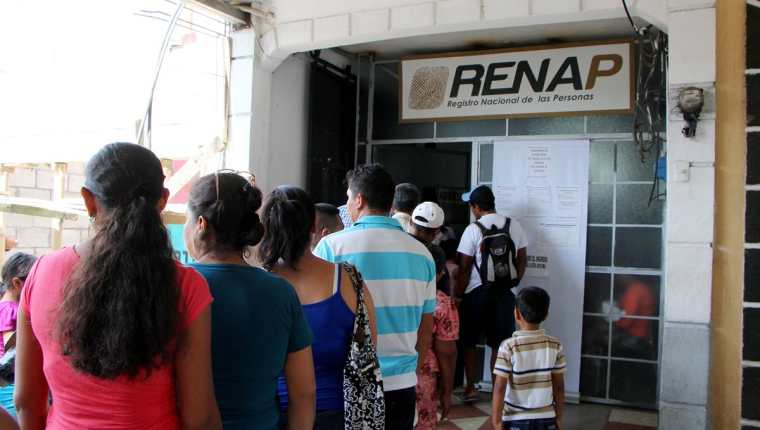 Los condenados se hacían pasar ante el Renap como los padres de los niños que luego daban en adopción. (Foto Prensa Libre: Hemeroteca PL)