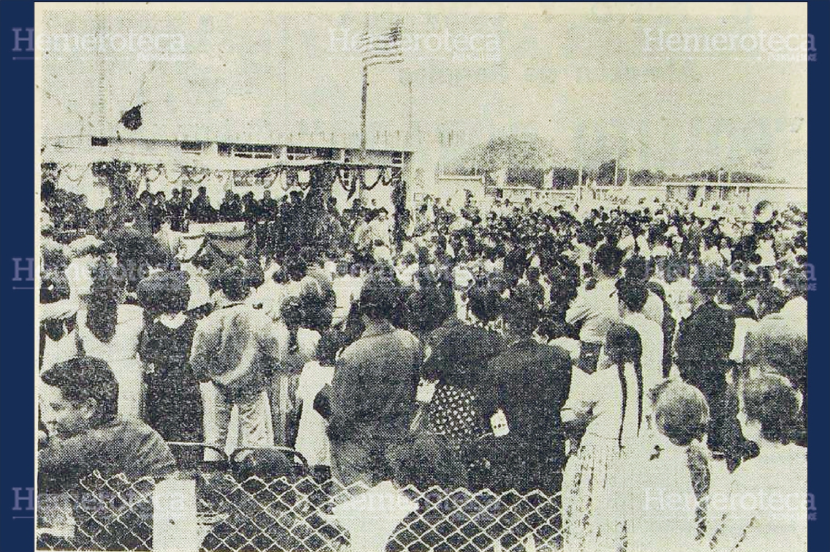 Vecinos de Cipresales reciben casas, el 24/12/1960. (Foto: Hemeroteca PL)