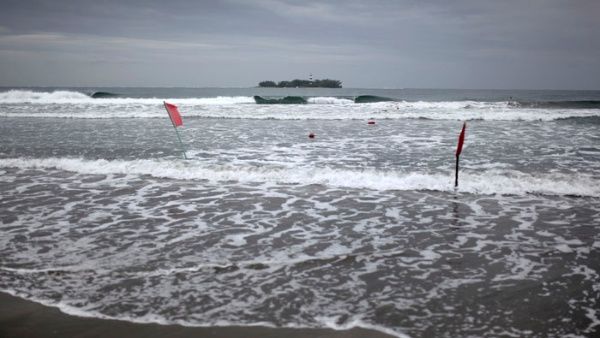 Banderas rojas advierten a los visitantes que se mantengan fuera del agua ante la llegada del huracán Franklin en la ciudad portuaria de Veracruz. (Foto Prensa Libre: AFP)