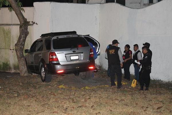 Las autoridades investigan el crimen. (Foto Prensa Libre: Carlos Paredes)