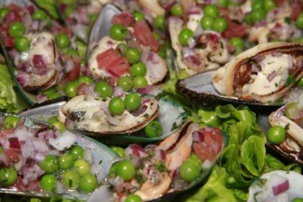 El cebiche peruano a base de pescado o mariscos crudos aderezado con   limón e ingredientes propios. (Foto Prensa Libre: EFE)