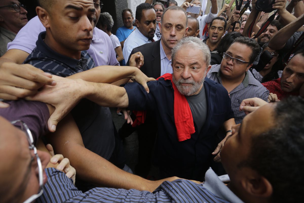 El expresidente brasileño, Lula da Silva, podría tener un cargo en el actual gobierno de Dilma Russeff. (Foto Prensa Libre: AP).
