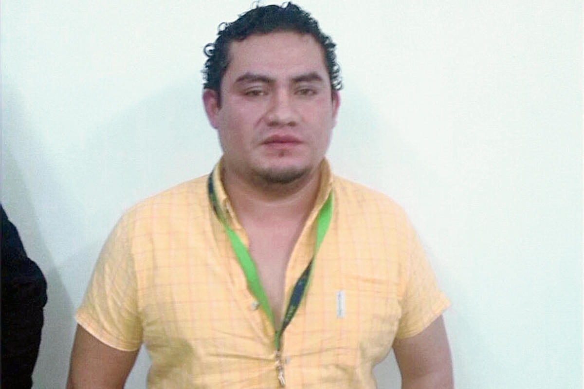 Un hombre  fue capturado en la zona 3 de Quetzaltenango, sindicado de falsificar pasaportes. (Foto Prensa Libre: MP)