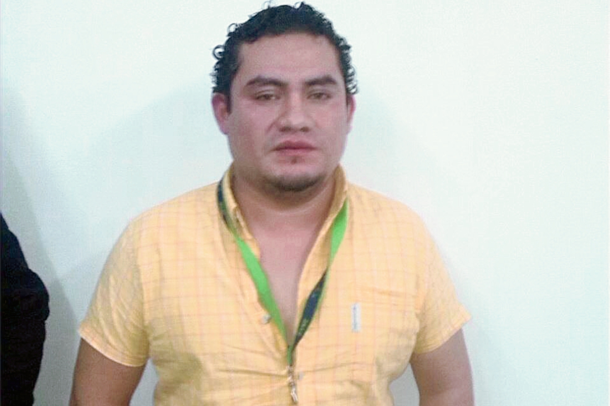 Un hombre  fue capturado en la zona 3 de Quetzaltenango, sindicado de falsificar pasaportes. (Foto Prensa Libre: MP)