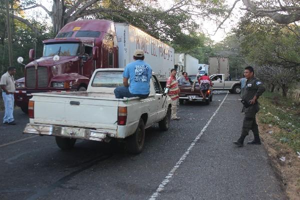 Camiones de carga impiden el paso de todo tipo de vehículos en la frontera Pedro de Alvarado, entre Guatemala y El Salvador.
