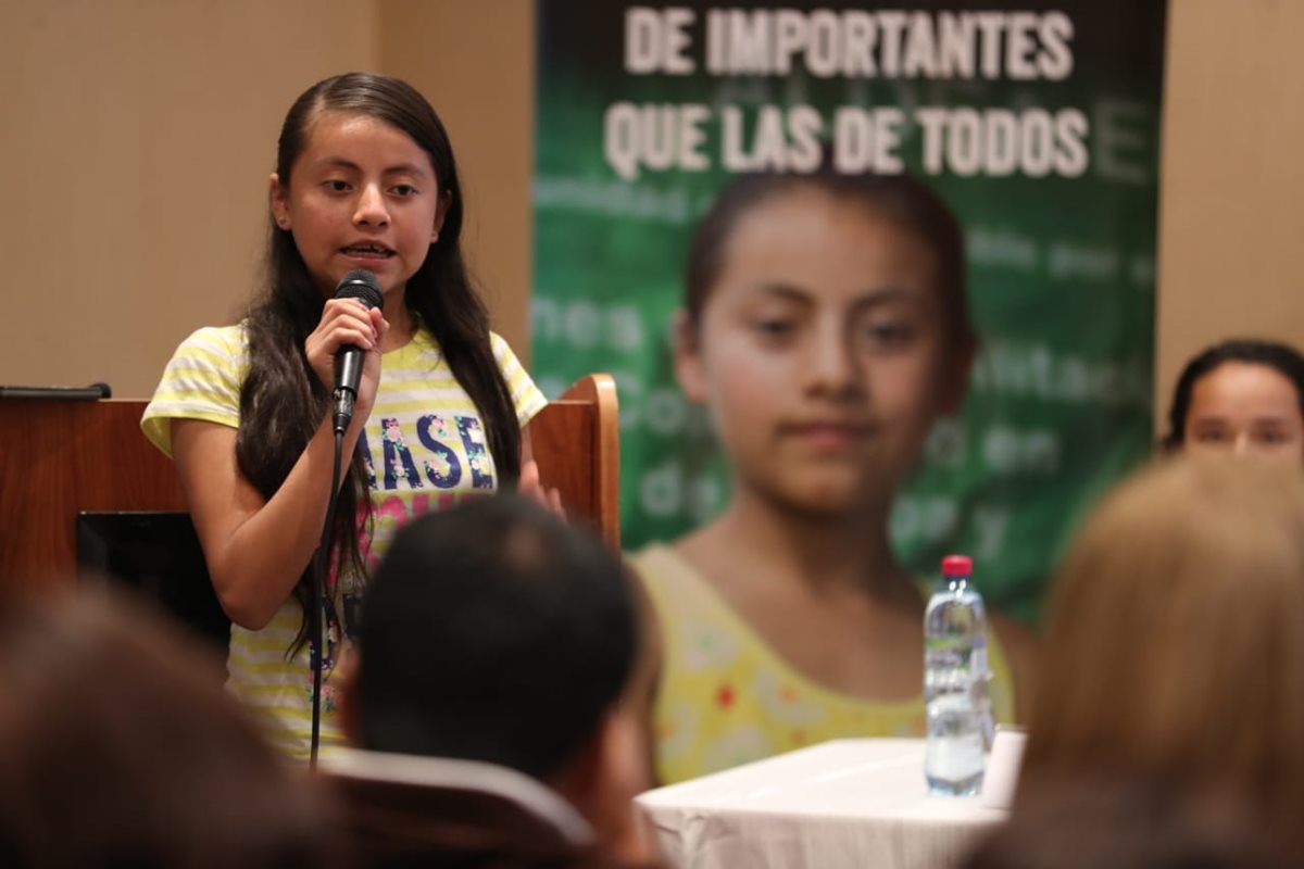 Naydelin López, de 14 años, es vocera de la campaña de Plan Internacional. (Foto Prensa Libre: Carlos Hernández)