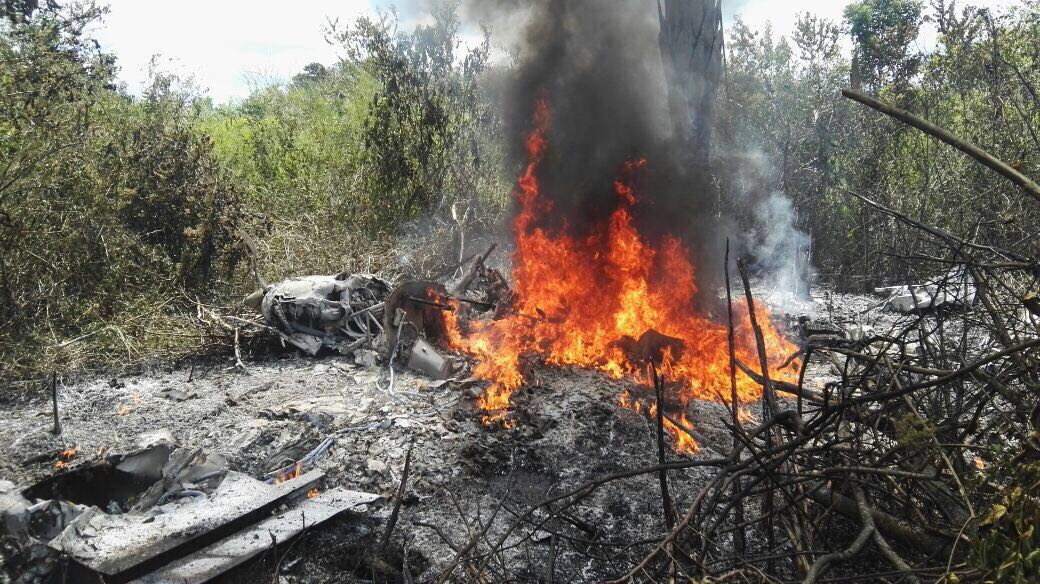 El accidente se produjo en Chisec, Alta Verapaz, luego que el piloto perdiera el control al despegar. (Foto Prensa Libre: PNC)