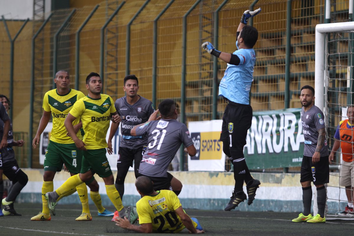 Carchá cayó 1-0 contra Deportivo Petapa en el juego de la fecha 18 que se disputó en el estadio Julio Armando Cóbar. (Foto Prensa Libre: Jesús Cuque).