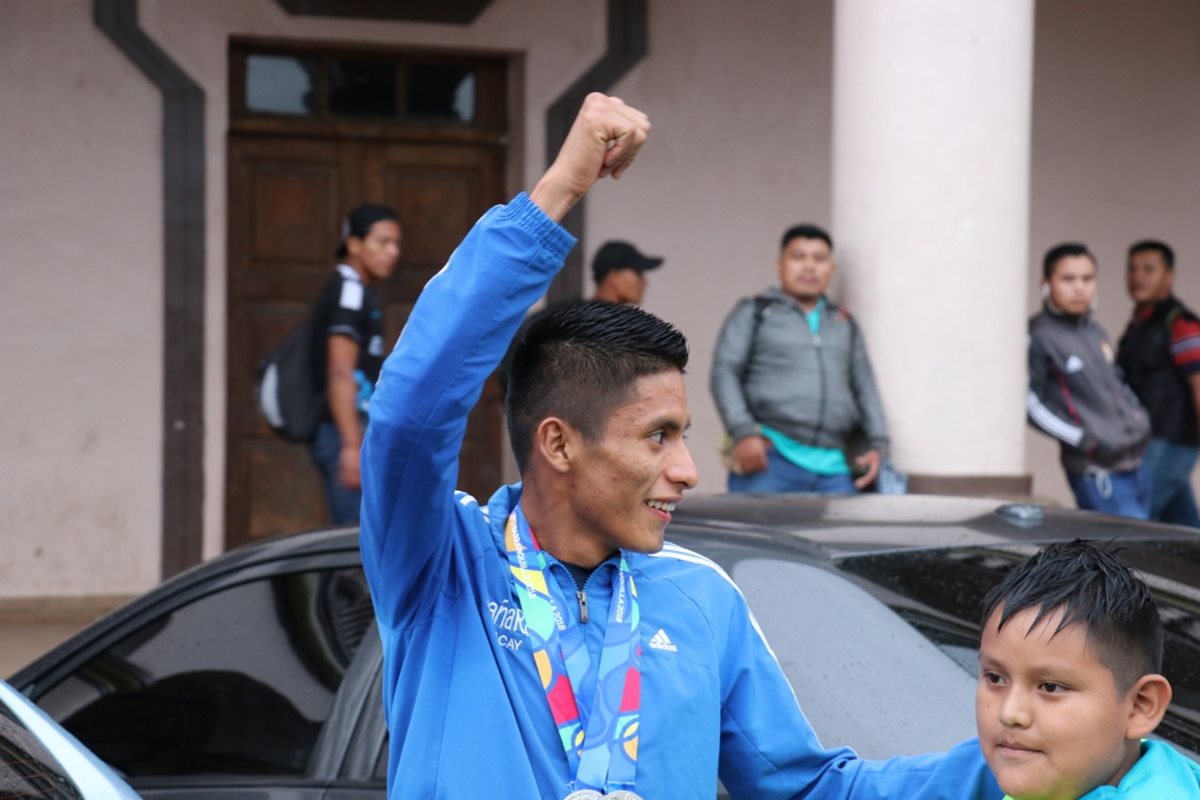 Pacay fue recbido por pobladores de Cobán y sus familiares tras su excelente participación en Barranquilla 2018. (Foto Prensa Libre: Eduardo Sam Chun)