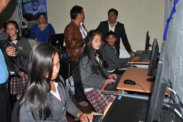 Estudiantes prueban  varias de las computadoras que les donó Fodigua.(Foto Prensa Libre: Aroldo Marroquín)