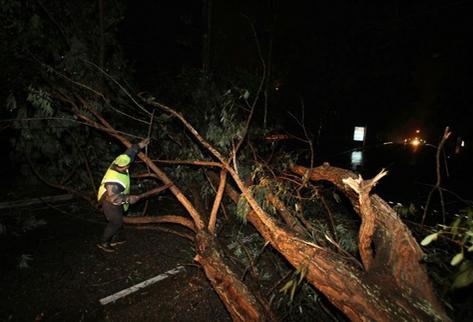 Lluvia provoca daños en la zona 16. (Foto Prensa Libre: Paulo Raqueq)