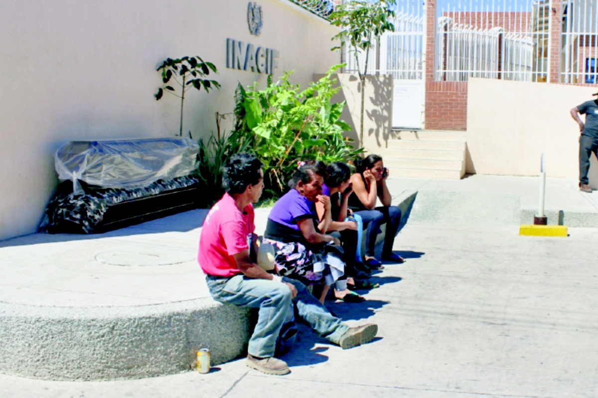 Familiares de las víctimas esperan los cadáveres, frente a la morgue de la cabecera de Jutiapa. (Foto Prensa Libre: Óscar González)