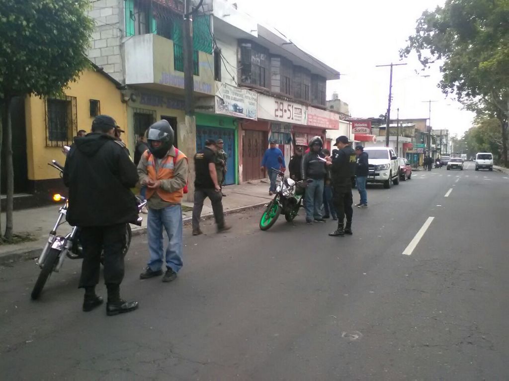 La PNC realiza operativos contra el robo de motocicletas en la zona 7 de la capital. (Foto Prensa Libre: José Patzán)