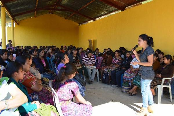 padres de familia y estudiantes   escuchan pláticas del  personal de  Ceadel, en Chimaltenango.