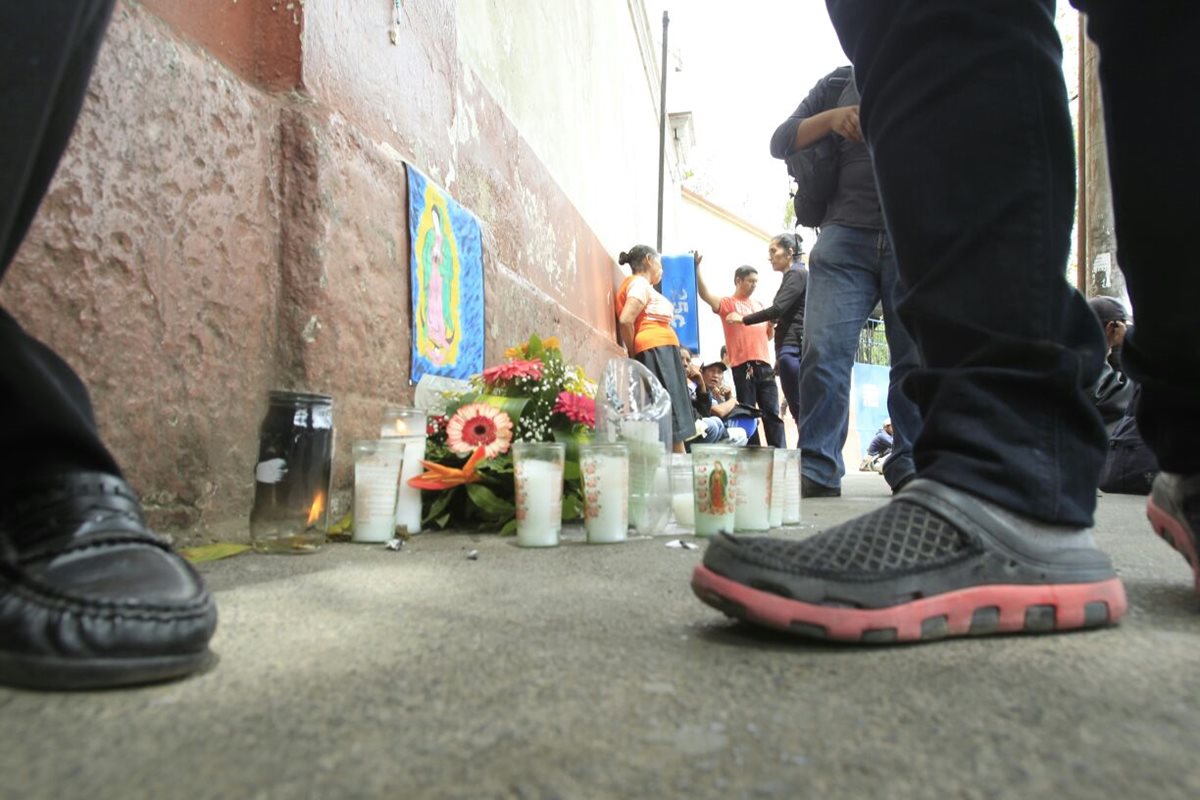 Familias esperan en la morgue de Inacif que les entreguen el cuerpo de sus hijas. (Foto Prensa Libre: Carlos Hernández)
