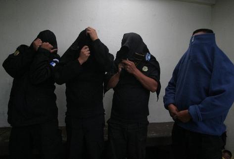 Varios policías involucrados en actos ilícitos han sido detenidos por robo de furgones, drogas y asaltos, entre otros.