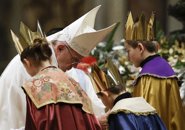 El Papa bendice a tres niños vestidos como los tres Reyes Magos durante la misa de Año Nuevo. (Foto Prensa Libre: AP).