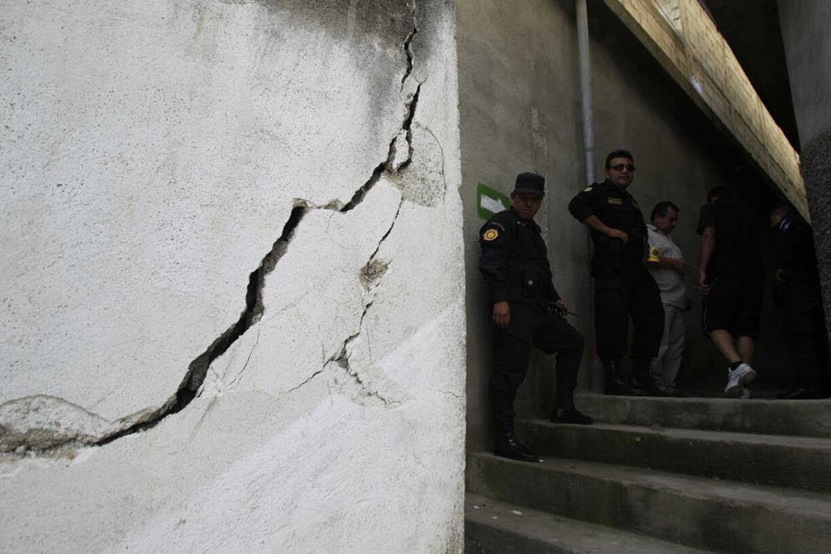 Al menos 100 casas están en peligro en un asentamiento de la zona 6 capitalina. (Foto Prensa Libre: Edwin Bercián)