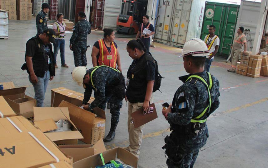 Personal del MP contabiliza mercadería decocmisada en Santo Tomás de Castilla, Puerto Barrios, Izabal. (Foto Prensa Libre: Dony Stewart)