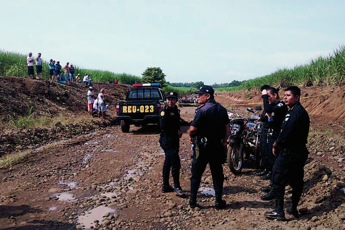 Agentes de  la PNC resguardan el área en donde fue hallado el cadáver de un hombre, en San Andrés Villa Seca, Retalhuleu. (Foto Prensa Libre: Omar Méndez)