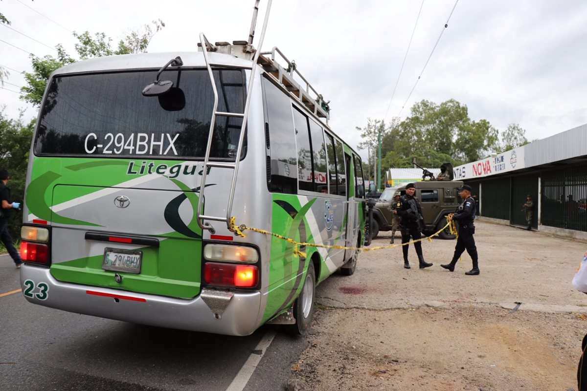 El ataque armado ocurrió en el interior de un bus de la empresa Litegua, que viajaba hacia Chiquimula. (Foto Prensa Libre: Mario Morales)