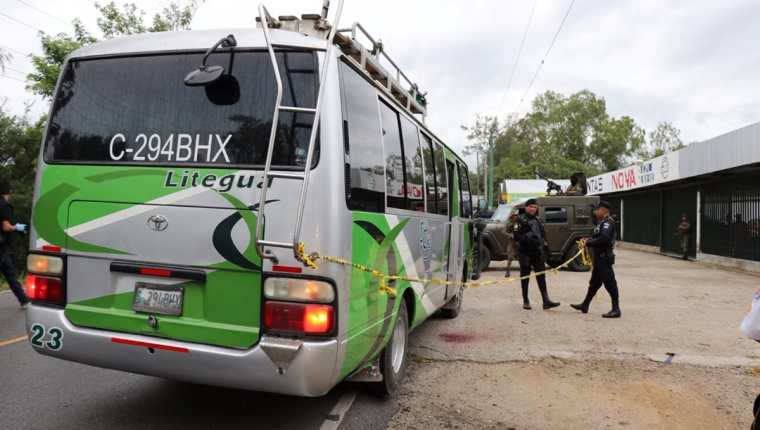 El ataque armado ocurrió en el interior de un bus de la empresa Litegua, que viajaba hacia Chiquimula. (Foto Prensa Libre: Mario Morales)