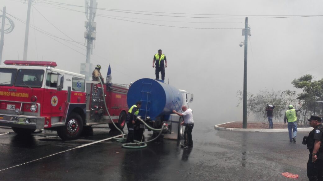 Varias unidades de bomberos Municipales y Voluntarios se hicieron presentes en el lugar.