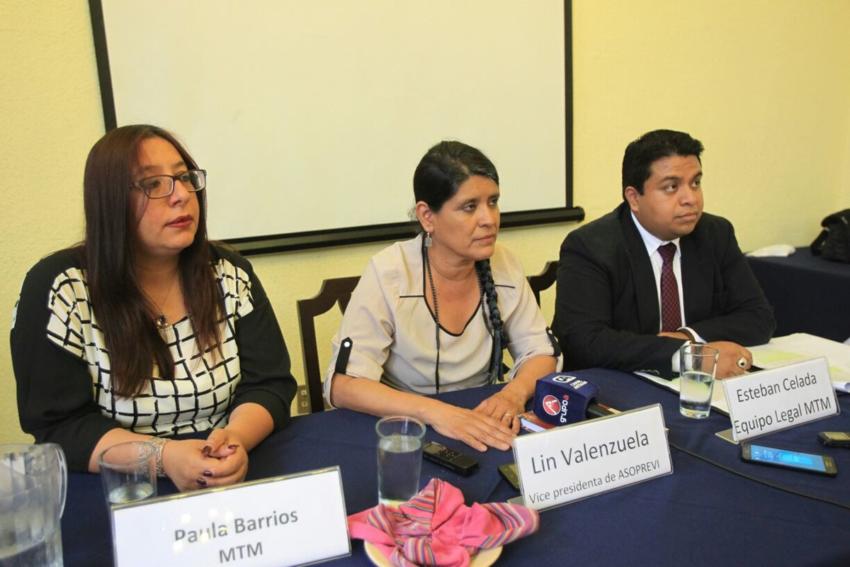 Lin Valenzuela, al centro, informa sobre la sentencia de amparo a su favor, otorgada por la Corte de Constitucionalidad. (Foto Prensa Libre: Esbin García)